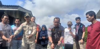 Kadis Perikanan Natuna Ikut Rakit Bubu Ikan KN Pulau Sambok