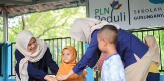 Peringati Hari Sampah Nasional, PLN Ajak Siswa Sekolah di Surabaya Susur Sungai Bersihkan Sampah