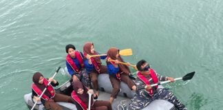 Saka Bahari Lanal Ranai Latihan Dayung Perahu Karet di Pantai Penagi