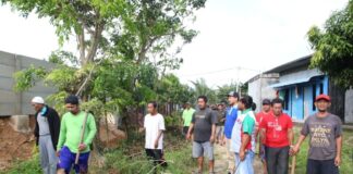 Ketua DPRD Batam Ikut Gotong Royong Bersihkan Saluran Air di Seinayon Bersama Warga