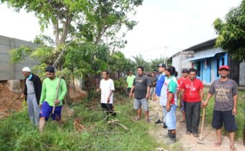 Ketua DPRD Batam Ikut Gotong Royong Bersihkan Saluran Air di Seinayon Bersama Warga