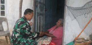 Peduli Warga Natuna, Danlanud RSA Berikan Bantuan Sembako di Sekitar Daerah Latihan