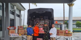 Kasau Serahkan Bantuan Sembako Bencana Banjir dan Tanah Longsor di Natuna