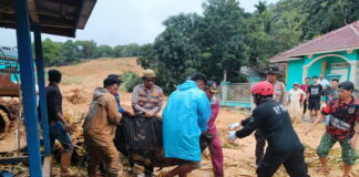 Kapolres Natuna Ikut Evakuasi Korban Longsor di Serasan