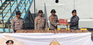 Bantuan Kemanusiaan Bencana Longsor dari Kapolri dan Ketua Umum Bhayangkari Sampai di Serasan