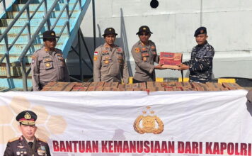 Bantuan Kemanusiaan Bencana Longsor dari Kapolri dan Ketua Umum Bhayangkari Sampai di Serasan