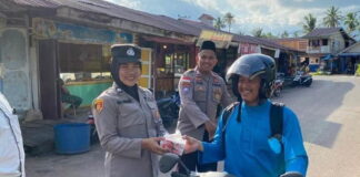 Jelang Buka Puasa, Polsek Daik Lingga Bagi-bagi Takjil Ke Pengendara