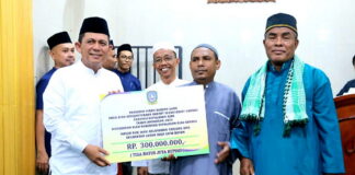 Safari Ramadhan di Masjid Nur Ilahi Tanjung Uma Batam, Gubernur Ansar Serahkan Bantuan Rumah Ibadah Rp300 Juta