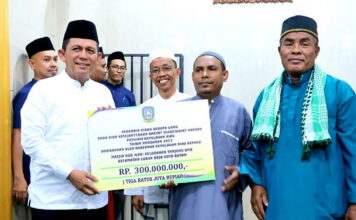 Safari Ramadhan di Masjid Nur Ilahi Tanjung Uma Batam, Gubernur Ansar Serahkan Bantuan Rumah Ibadah Rp300 Juta
