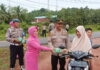 Jelang Buka Puasa, Polsek Singkep Barat Bagi-bagi Takjil ke Pengendara