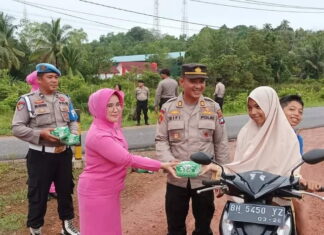 Jelang Buka Puasa, Polsek Singkep Barat Bagi-bagi Takjil ke Pengendara