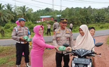 Jelang Buka Puasa, Polsek Singkep Barat Bagi-bagi Takjil ke Pengendara