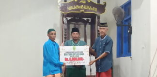 Kades Batu Gajah Serahkan Bantuan Dana Operasional Rumah Ibadah