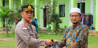 Kapolres Kepulauan Anambas Bagikan Bantuan Sosial