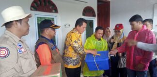 Ansar Serahkan Bantuan Kepada Korban Tanah Longsor di Kampung Tiban Lama Batam