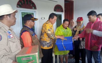 Ansar Serahkan Bantuan Kepada Korban Tanah Longsor di Kampung Tiban Lama Batam