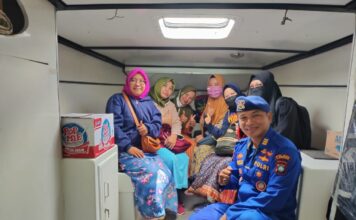 Akses ke Sekolah Sulit, Para Pelajar Diantar Kapal Sat Polair Polres Lingga Dalam Program Sampan Layar