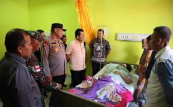 Kapolda Kepri Jenguk Korban Longsor Serasan Serta Berikan Dukungan Moral