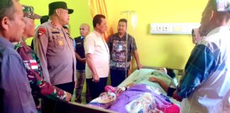 Jenguk Korban Longsor yang Dirawat di RSUD Natuna, Ansar Janji Bangun 100 Rumah Baru