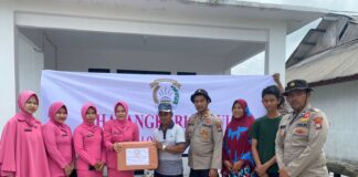 Bhayangkari Peduli, Bagikan Sembako Kepada Korban Bencana Banjir dan Longsor di Serasan