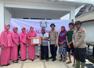 Bhayangkari Peduli, Bagikan Sembako Kepada Korban Bencana Banjir dan Longsor di Serasan