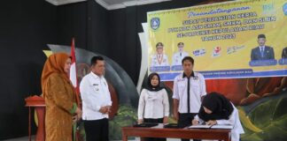 Gubernur Ansar Serahkan SPK Guru Non – ASN SMAN, SMKN dan SLBN di Lingga