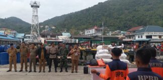 Wabup Anambas Lepas Tim Pengirim Bantuan Peduli Korban Tanah Longsor di Serasan