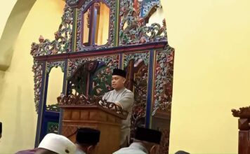 Bupati M Nizar dan Istri Sholat Tarawih Perdana di Masjid Jami’ Sultan Lingga