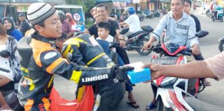 Usai Latihan, Pembalap Lingga Berbagi Takjil Ke Penonton dan Pengendara