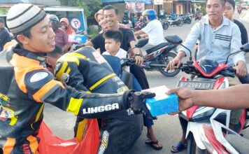Usai Latihan, Pembalap Lingga Berbagi Takjil Ke Penonton dan Pengendara