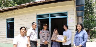 Ringankan Beban Masyarakat Terdampak Kenaikan Bahan Pokok, Polres Lingg Bagikan Paket Sembako