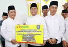 Safari Ramadhan di Masjid Hidayatullah Tanjungpinang, Gubernur Ansar Serahkan Bantuan