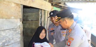 Kapolres Kepulauan Anambas Bagikan Bantuan Sosial di Desa Dusun Pesisir Timur