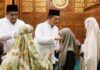 Nyebrang ke Desa Kelong, Gubernur Ansar Teraweh di Masjid Al Maruf
