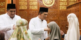 Nyebrang ke Desa Kelong, Gubernur Ansar Teraweh di Masjid Al Maruf