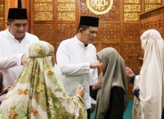 Nyebrang ke Desa Kelong, Gubernur Ansar Teraweh di Masjid Al Maruf