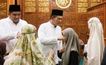 Nyebrang ke Desa Kelong, Gubernur Ansar Teraweh di Masjid Al Maruf