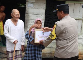 Polres Natuna Bagikan 20 Paket Sembako Kepada Masyarakat Kurang Mampu di Desa Sungai Ulu