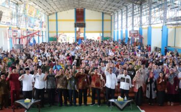 Upaya Tingkatkan Kinerja, Gubernur Ansar Serahkan Bantuan Insentif Guru SMA/SMK Swasta Se-Kota Batam