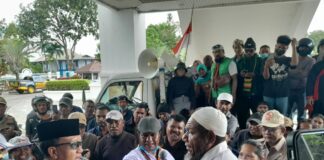 Anggota Komisi I DPRD Batam Harmidi Temui Massa Unjuk Rasa Warga Tangki Seribu