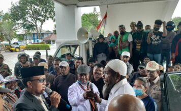 Anggota Komisi I DPRD Batam Harmidi Temui Massa Unjuk Rasa Warga Tangki Seribu