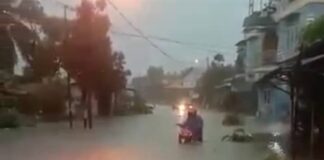 Hujan Petir dan Banjir Terjang Karimun: Warga Terdampak dan Satu Rumah Tertimpa Pohon
