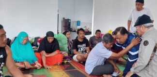 Hadi Candra dan Ilyas Sabli Temui Korban Tanah Longsor Serasan