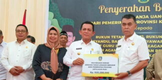 Gubernur Ansar Serahkan Bantuan Dana dan Beras Untuk Korban Tanah Longsor di Serasan