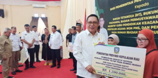 Ketua DPRD Natuna Dampingi Gubernur Kepri Serahkan Bantuan