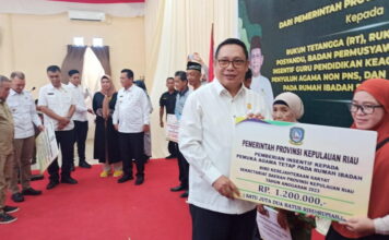Ketua DPRD Natuna Dampingi Gubernur Kepri Serahkan Bantuan