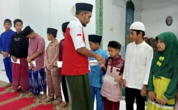 Gelar Bukber, PC Pemuda Muslim dan FKPS Natuna Santuni Anak Yatim di Kecamatan Bunguran Selatan