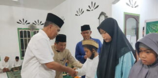 Safari Ramadhan Ke Bunguran Selatan, Bupati Natuna Serahkan Paket Sembako dan Santuni Anak Yatim