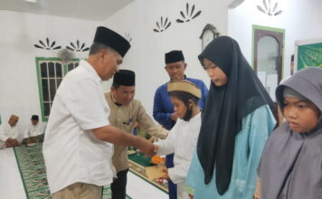 Safari Ramadhan Ke Bunguran Selatan, Bupati Natuna Serahkan Paket Sembako dan Santuni Anak Yatim