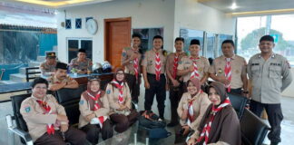 Pramuka Saka Bhayangkara Polres Lingga Berbagi Takjil